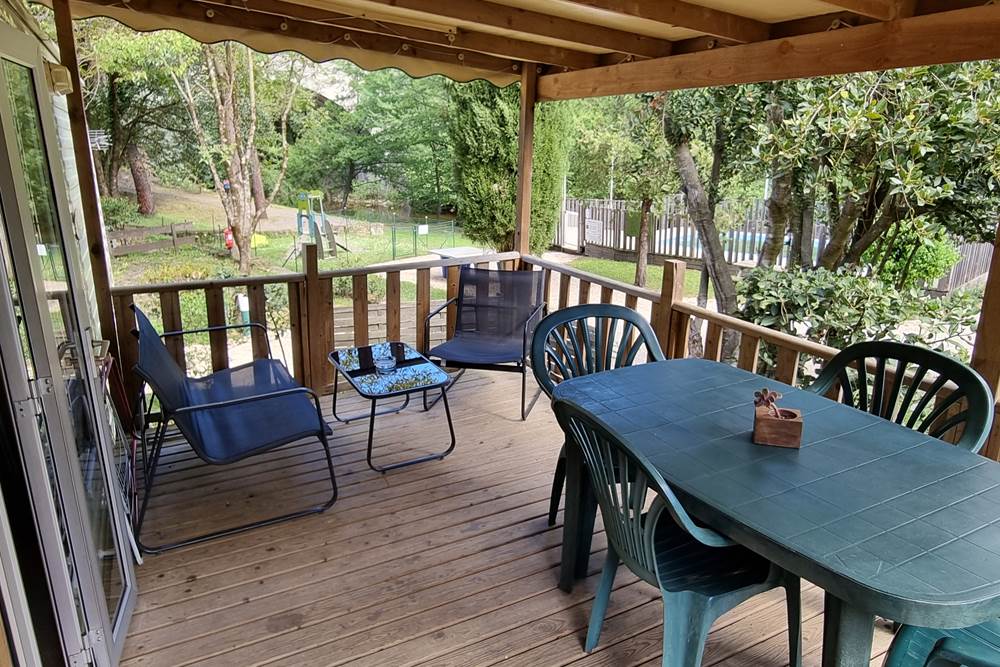 Terrasse du mobil home camping l'orée des cévennes