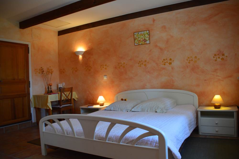 Chambre Valensole et son lit Kingsize