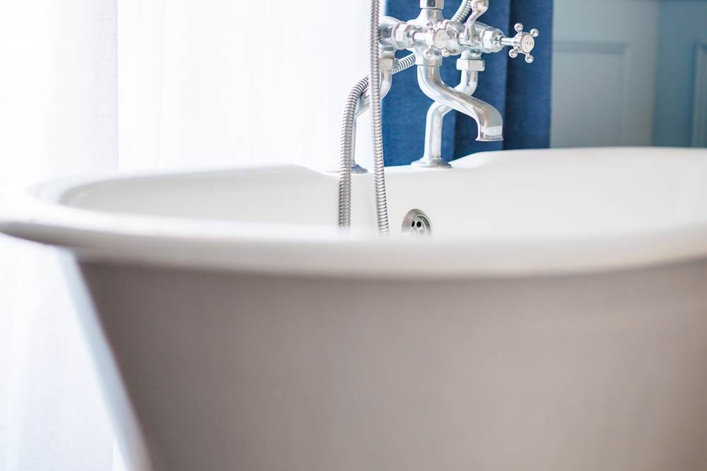 Baignoire sur pieds chambre bleue Gite de charme le Quatre Feuilles proche Puy du Fou