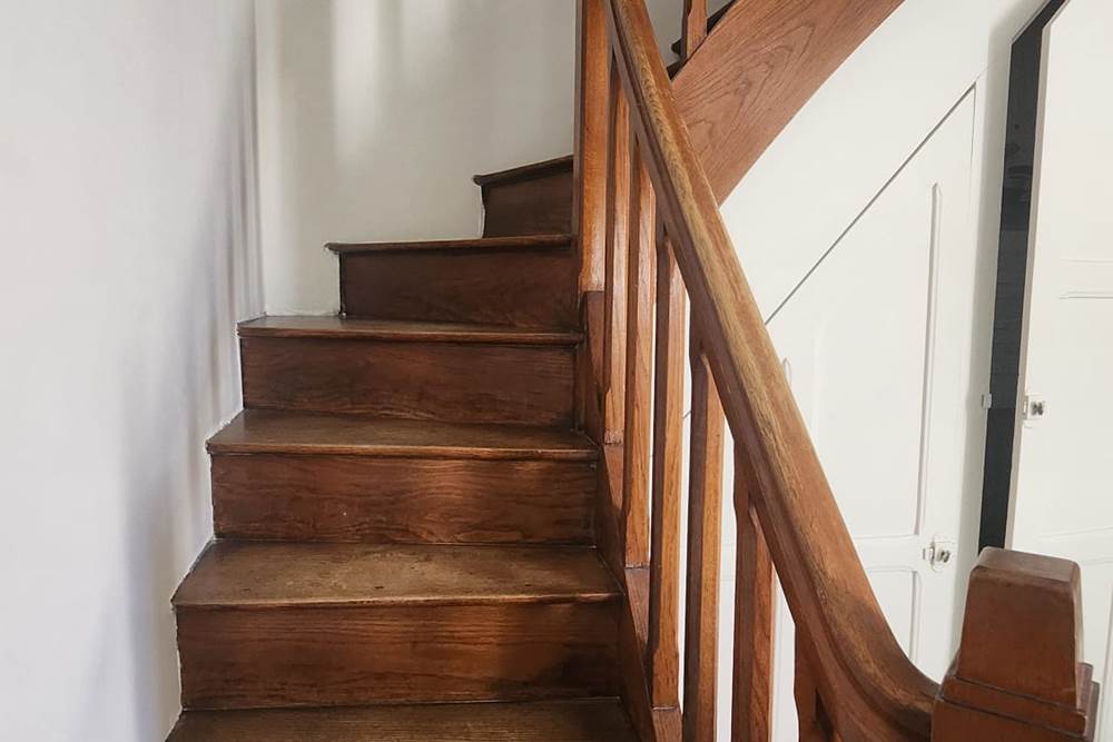Escalier de la cuisine montant à l'étage(pour les chambres)