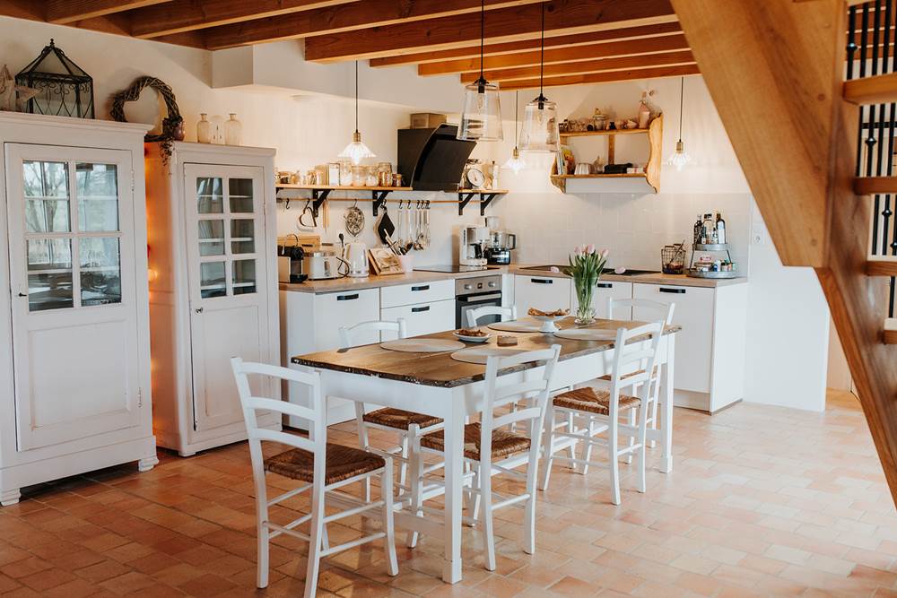 Gîte de charme La Grange, cuisine et table de repas
