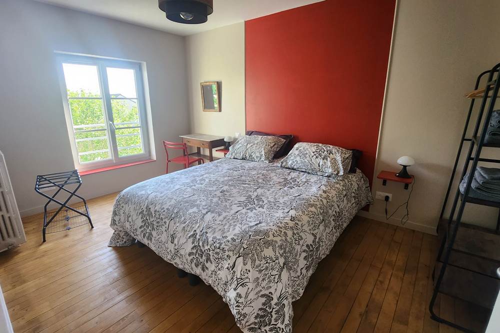 Vu de la chambre, Le C, avec son lit de 160 Cm , son bureau, son porte valise et ses rangements complets pour vêtement.