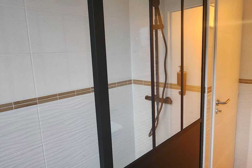 Douche à l'italienne de la salle de bain numéro 1 indépendante.