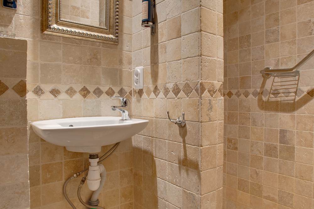 Brescou bathroom 1