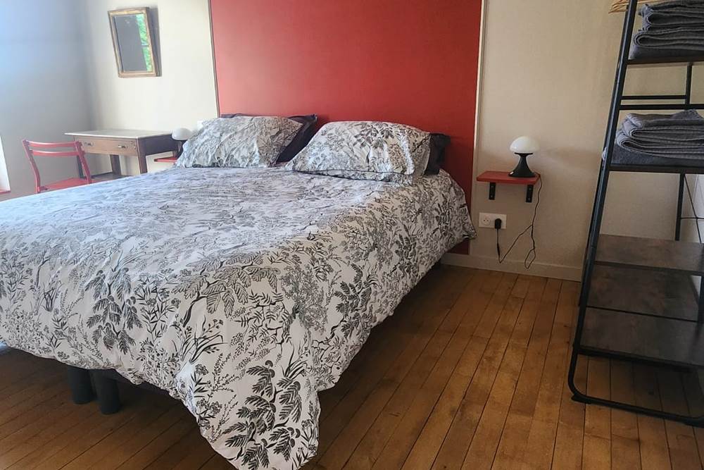 Chambre le C, avec ses rangements et son bureau.