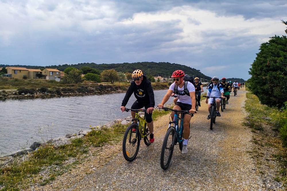 Balade en VTTAE pour un groupe autour des étantgs de Gruissan