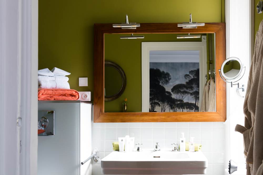 Salle de bain Sosno, baignoire, sèche cheveux et miroir grossissant