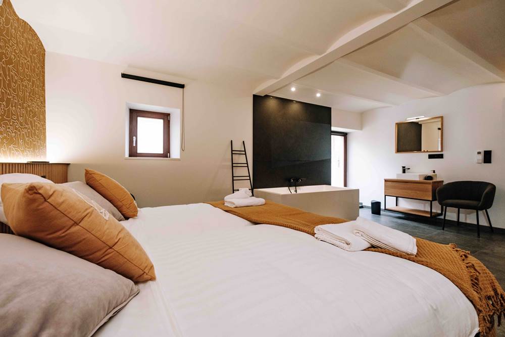 Gîte de Grise Pierre – Chambre spacieuse avec baignoire et lavabo