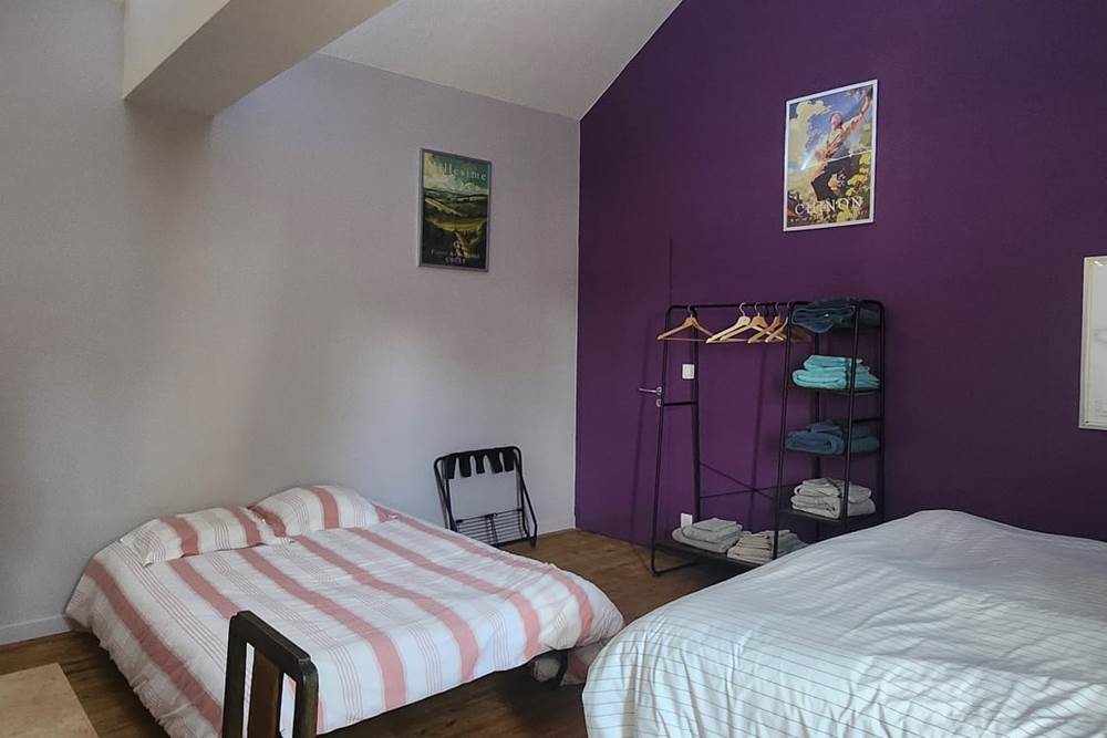 Vue de la chambre avec les lits supplémentaires en mode couchage. (canapé-lit).