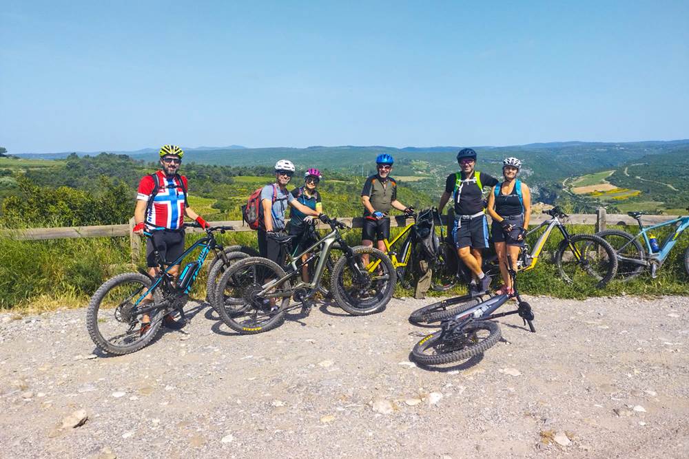 Groupe en VTT Electrique devant Minerve