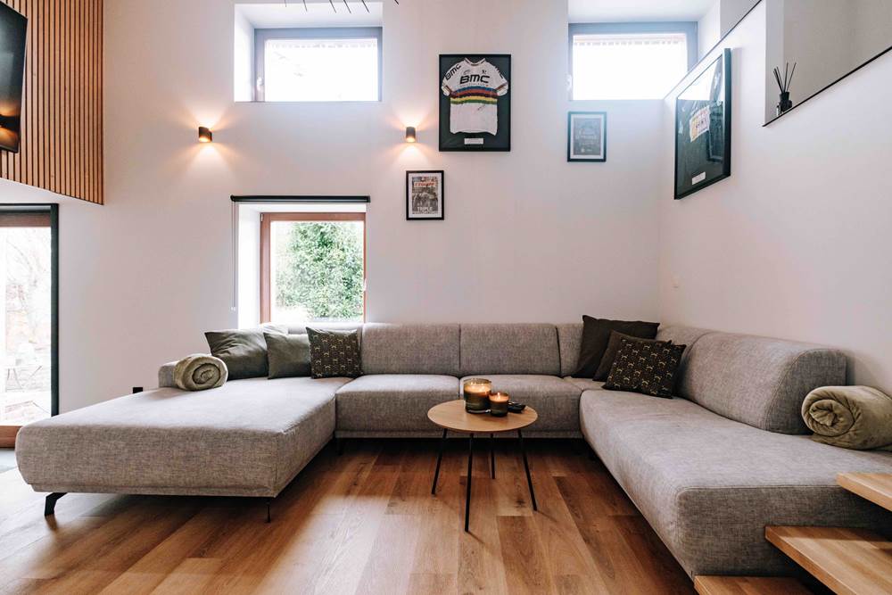Gîte de Grise Pierre – Salon confortable avec grande télévision