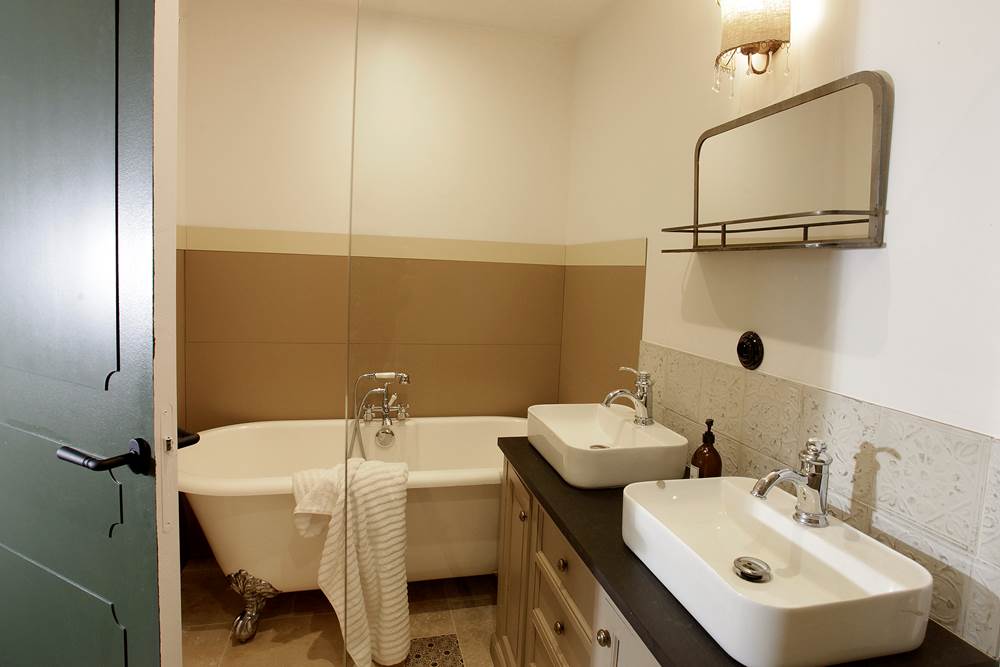 SALLE DE BAIN PRIVATIVE CHAMBRE 1 - REZ DE CHAUSSÉE