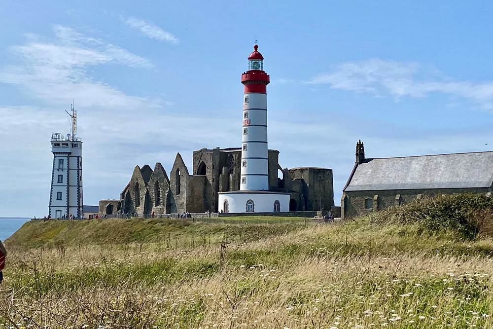 La pointe Saint-Mathieu, à 3,5 kms des gîtes Le Jardin de l'Ecurie et La Grange