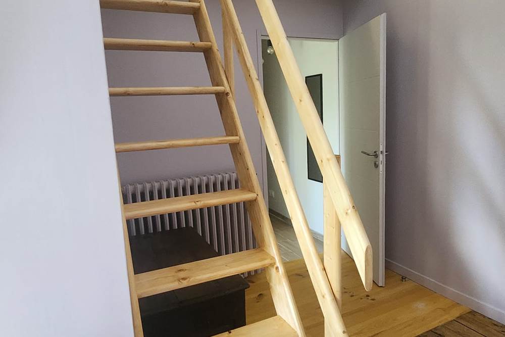 Escalier menant à la mezzanine