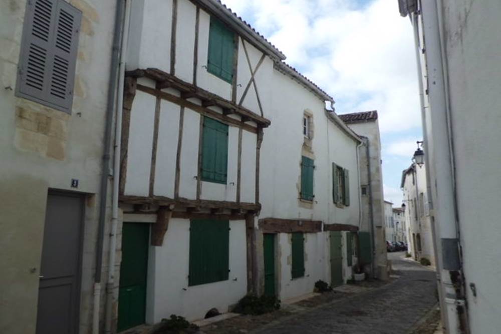 Ruelle_typique_de_Saint-Martin-en-Ré Rue Mérindot.