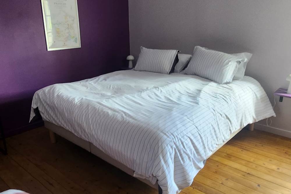 Le lit king size de 180 cm de la chambre le V