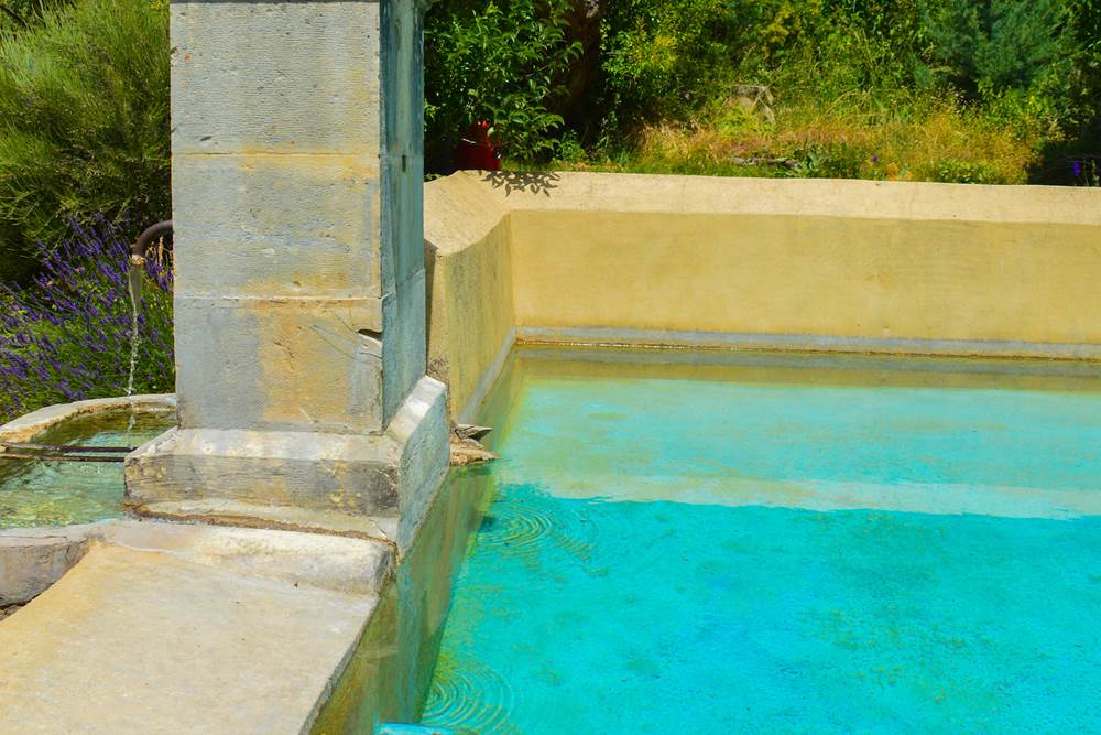 Le bassin de la Bastide du Claus et son eau de source