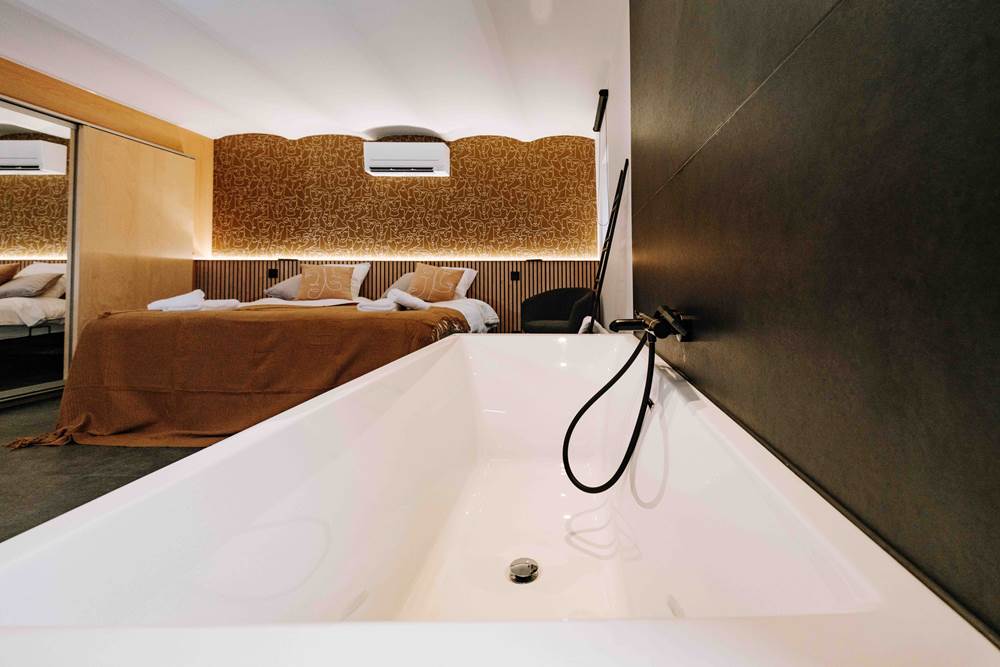 Gîte de Grise Pierre – Chambre avec salle de bain avec baignoire