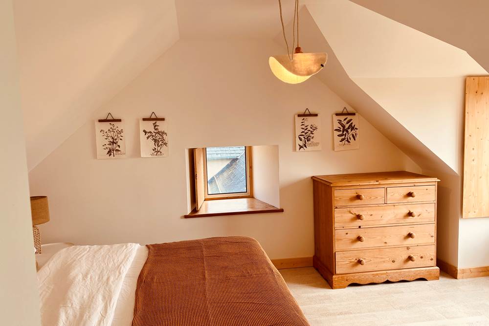 Une des deux chambres, les deux offrent une vue mer