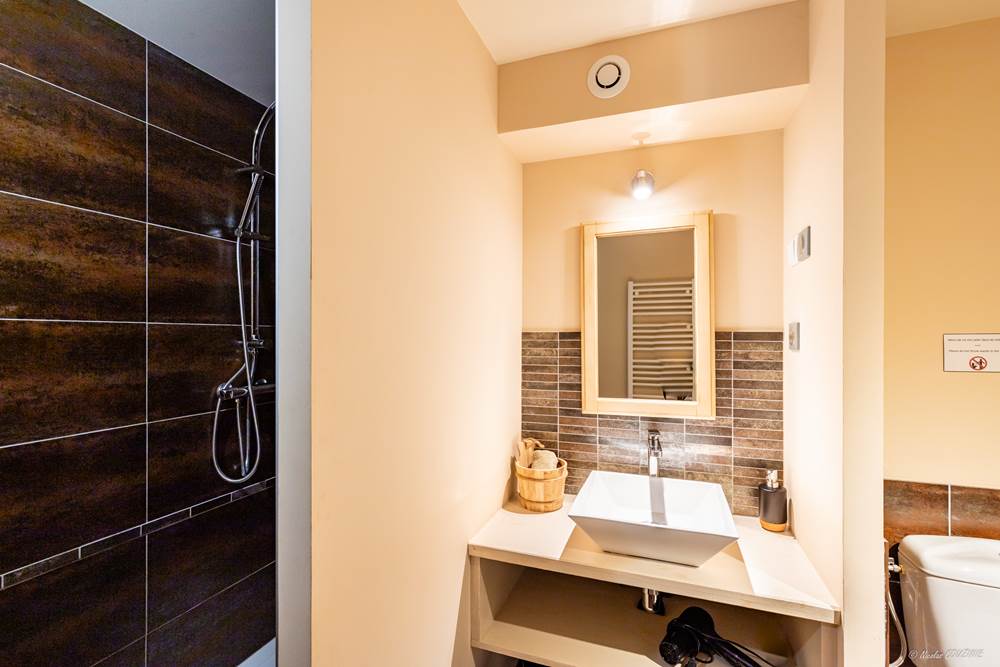 Salle de bain chambre 4 BedinBellongue