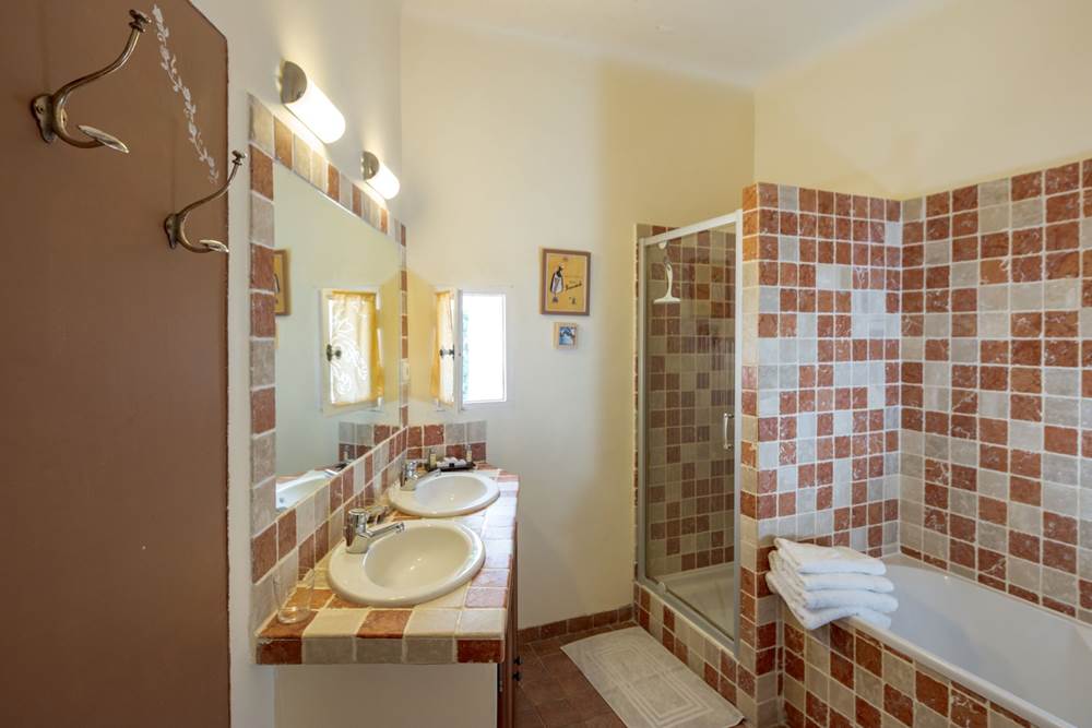 Salle de bain suite familiale Epona Mas des Sages