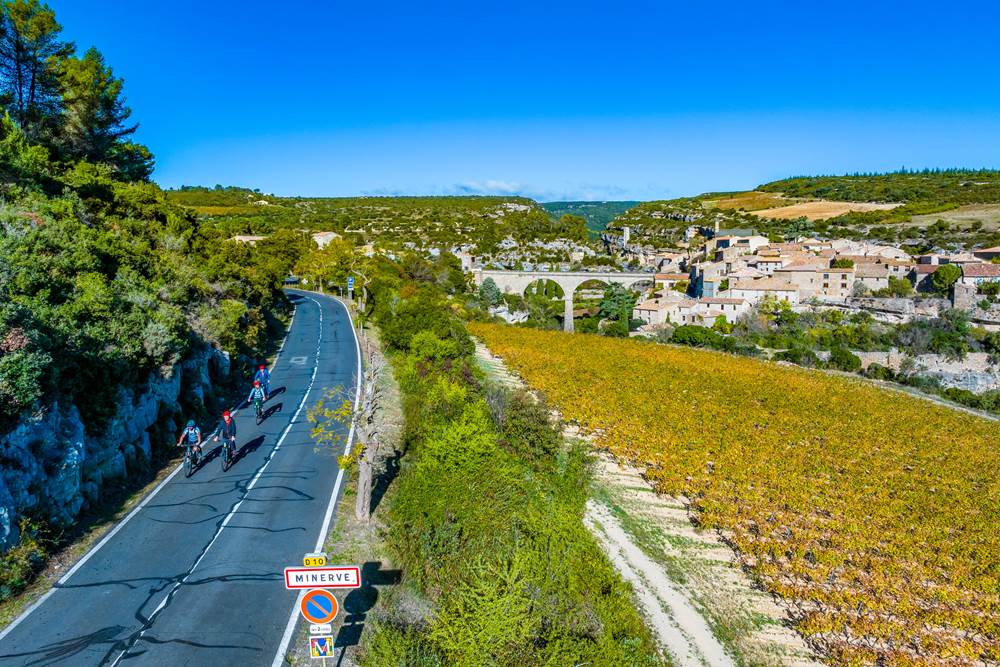 Les belles routes bordées de vignes du Minervois