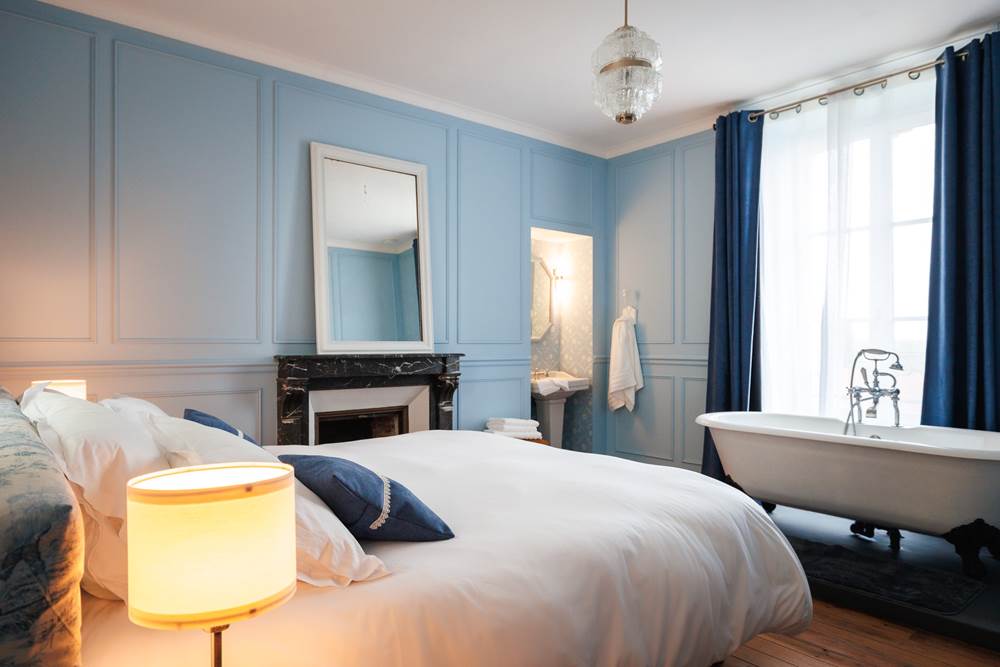 Chambre bleue gite de charme Le Quatre feuilles proche Puy du Fou
