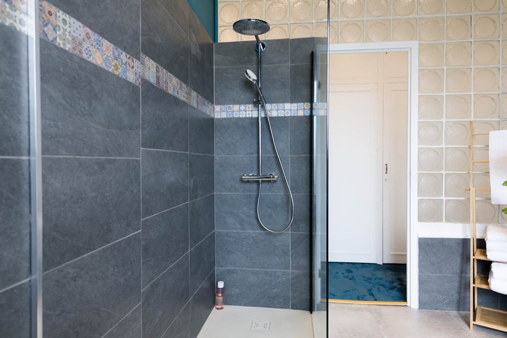 Salle d'eau, douche à l'italienne
