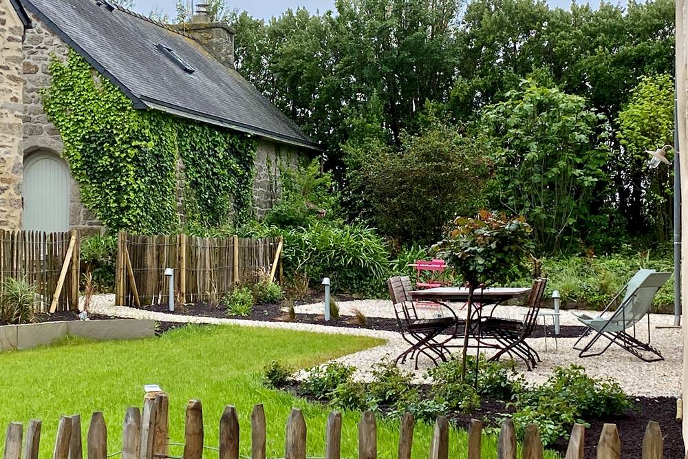 Le Jardin de l'Ecurie un penty restauré et posé dans un environnement verdoyant et fleuri