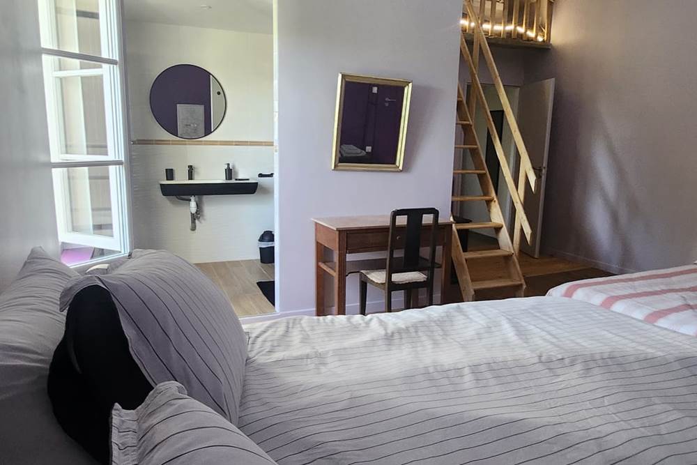 Vue depuis le grand lit, de la mezzanine et de la salle de bain.