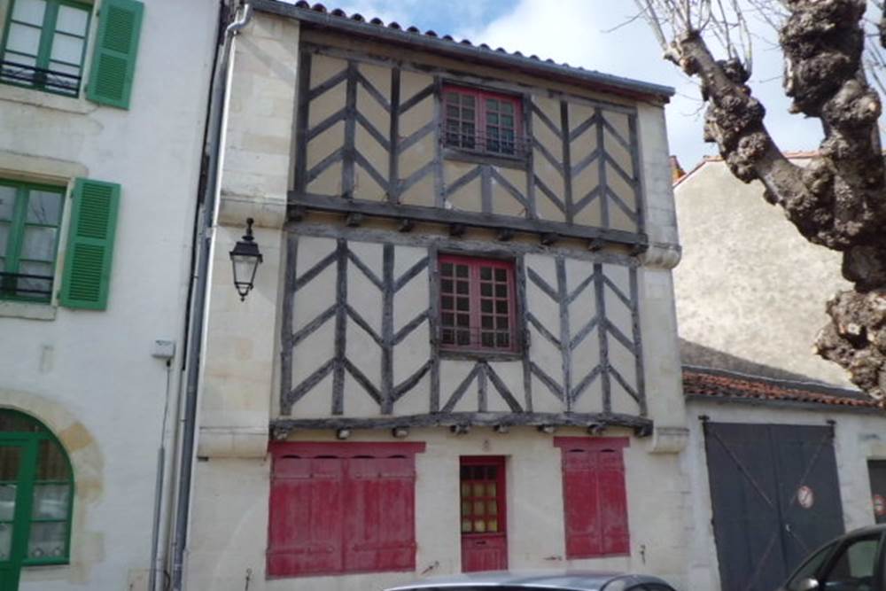 Colombages_à_Saint-Martin-en-Ré Place Anatole-France
