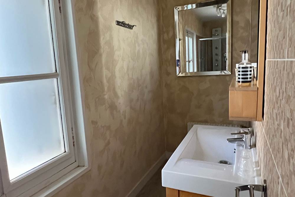 Chambre 20 vue sur cour salle de bain