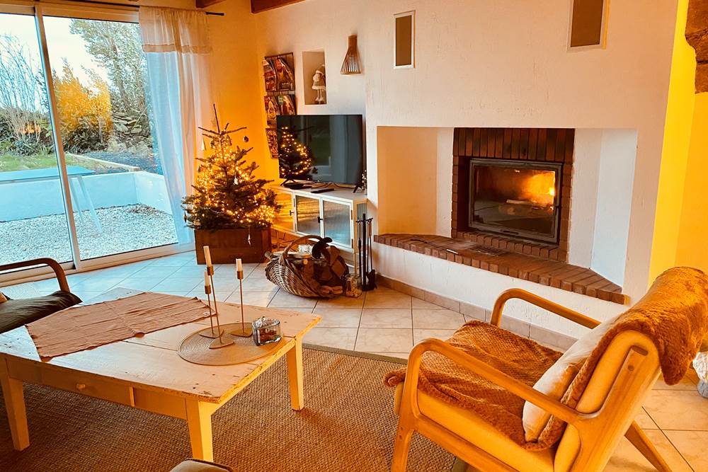 Un salon chaleureux où l’hiver se savoure au coin du feu