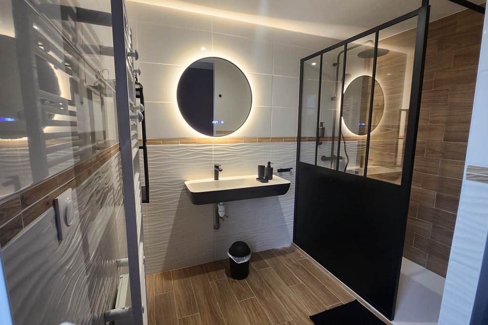 Salle de bain de la chambre le V