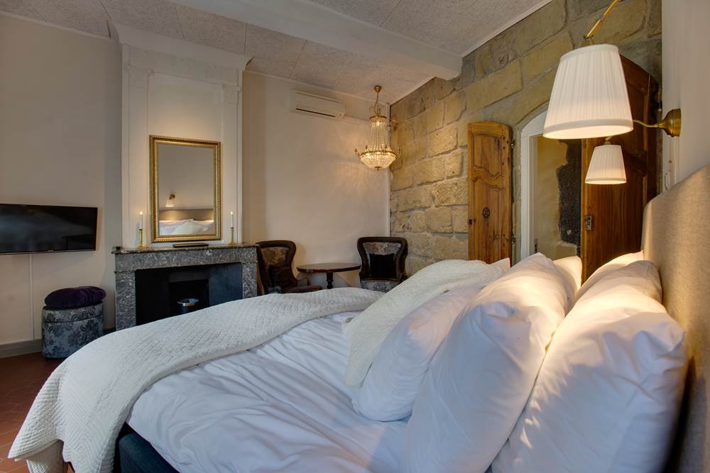 Escapat room fireplace
