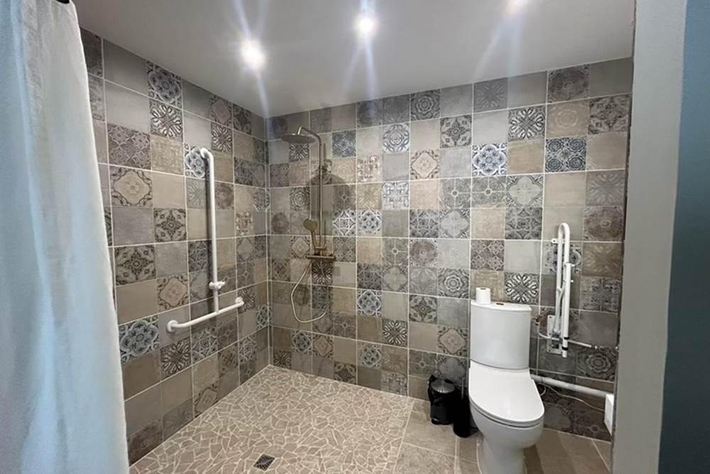 SALLE DE BAIN PRIVATIVE CHAMBRE 2 - REZ DE CHAUSSÉE