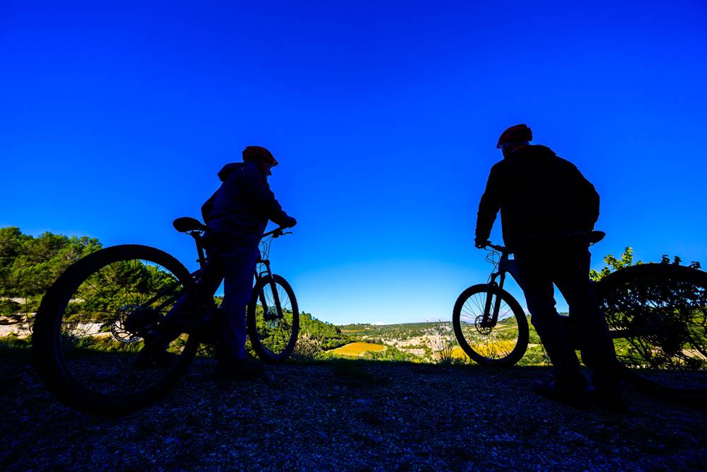 Jeu de lumière entre deux VTTistes et Minerve