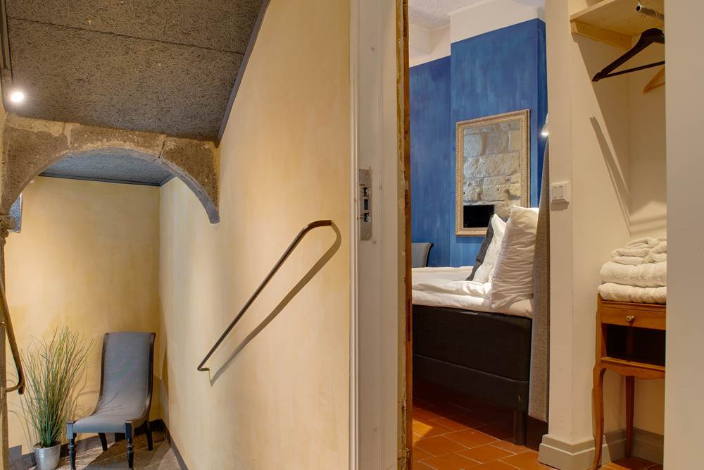 Brescou room entrance1
