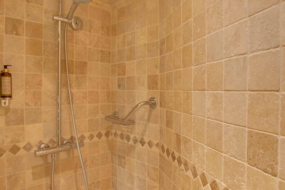 Escapat shower room