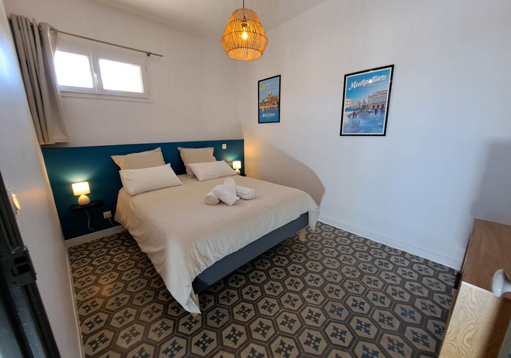 Chambre bleue lumineuse du gîte Le Ramonetage.