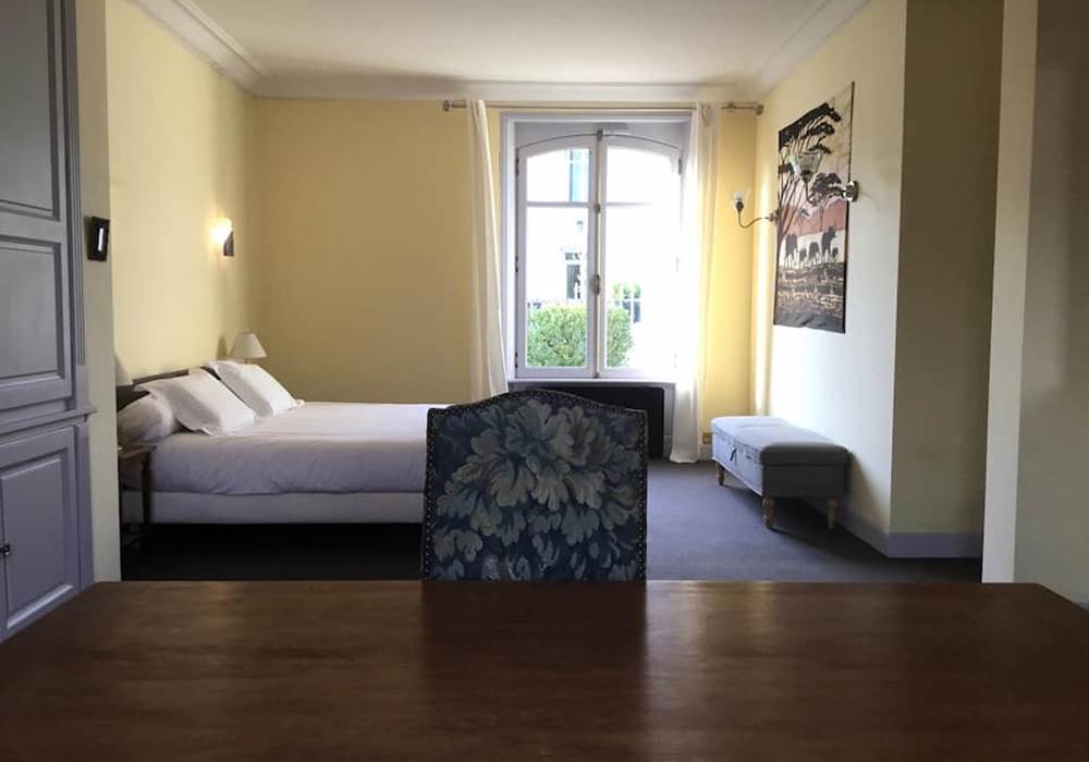 Cirsé : magnifique chambre avec bureau et lit king size