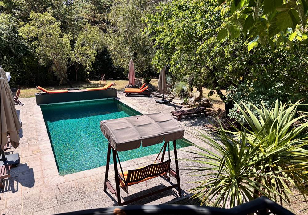 Piscine vue de la terrasse du gîte