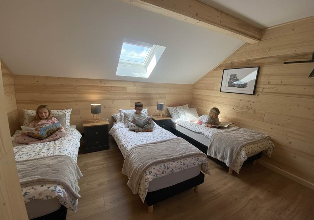 Chambre avec trois lits simple