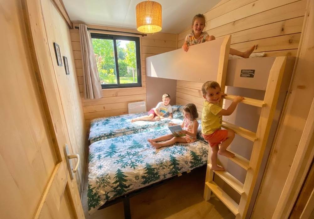 Chambre avec deux lits simple et un lit à étage