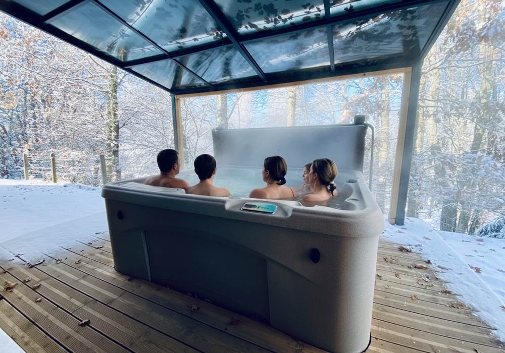Spa privatif chauffé à 38°C avec vue sur la forêt