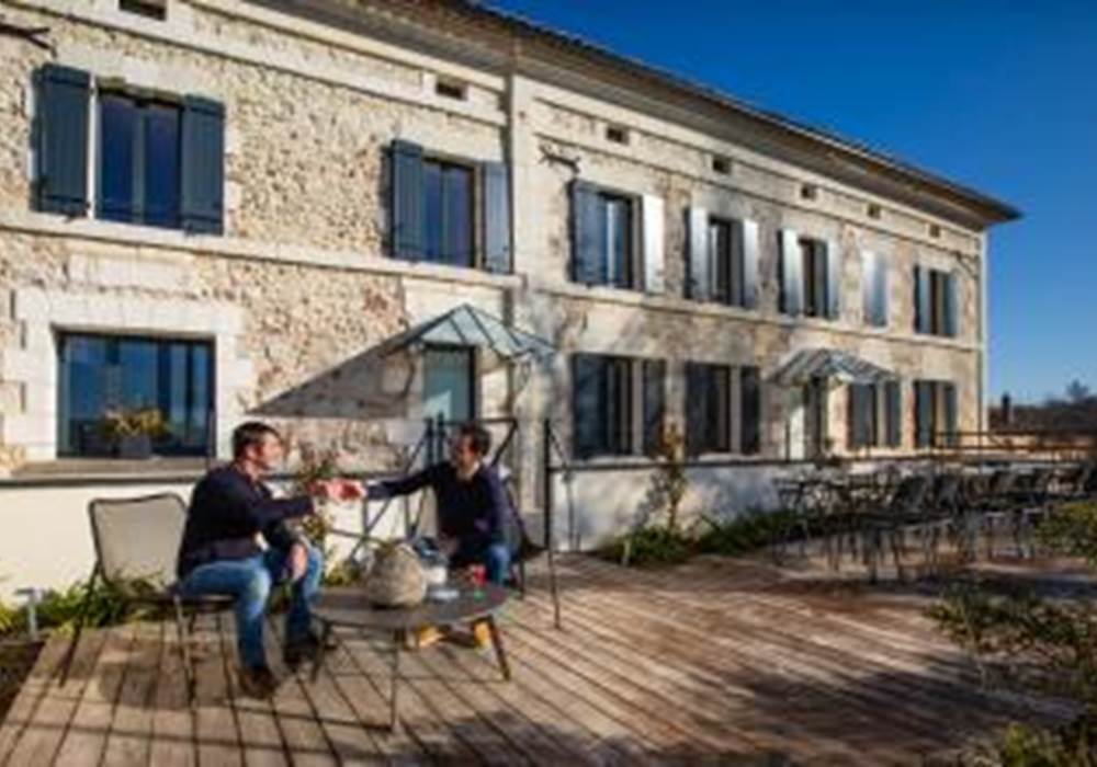 au-bouchon-17-meuble-de-tourisme-saint-aigulin-15-personnes-aperitif-en-terrasse