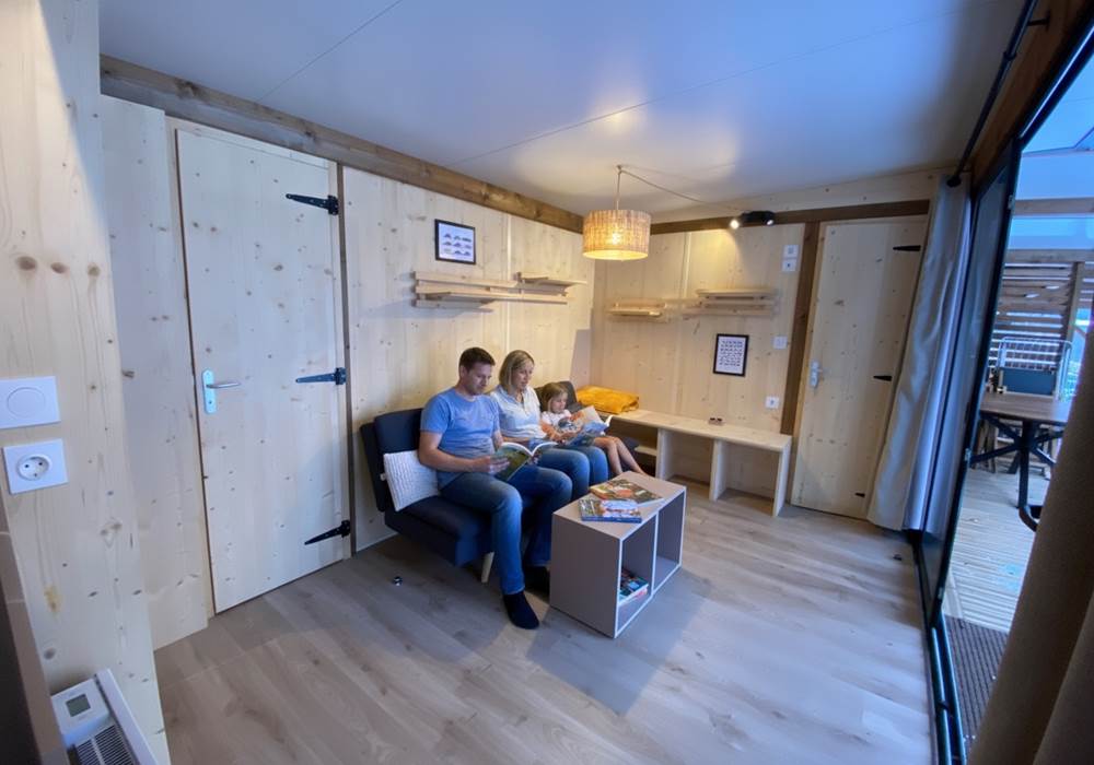 Salon avec vue sur la forêt