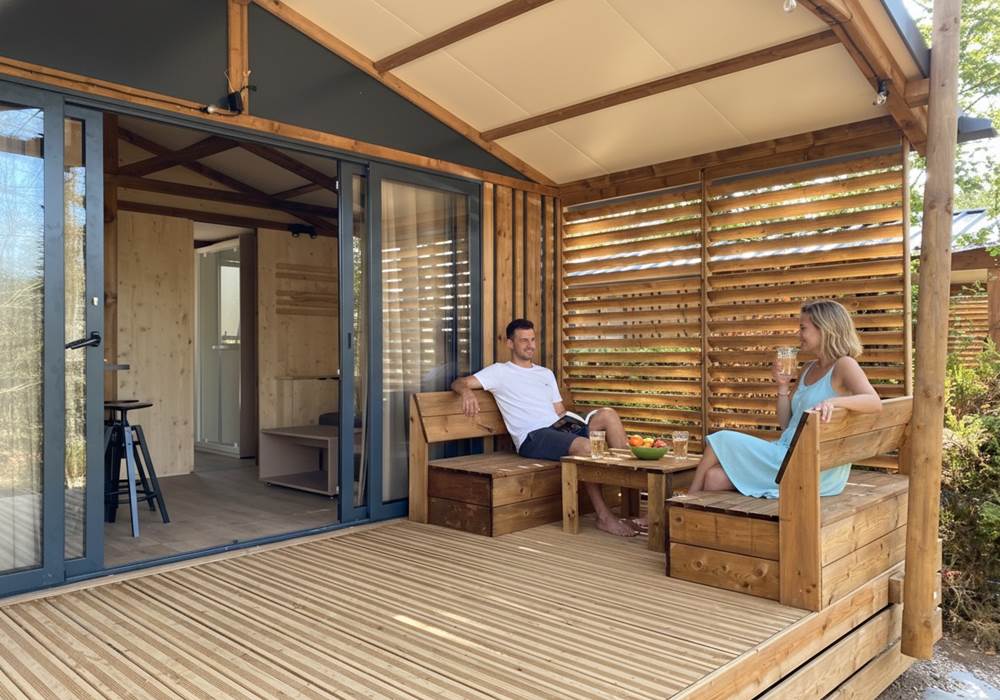Terrasse couverte avec vue sur la forêt