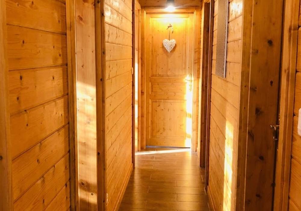 Couloir donnant accès aux deux chambres du bas et la salle de bain