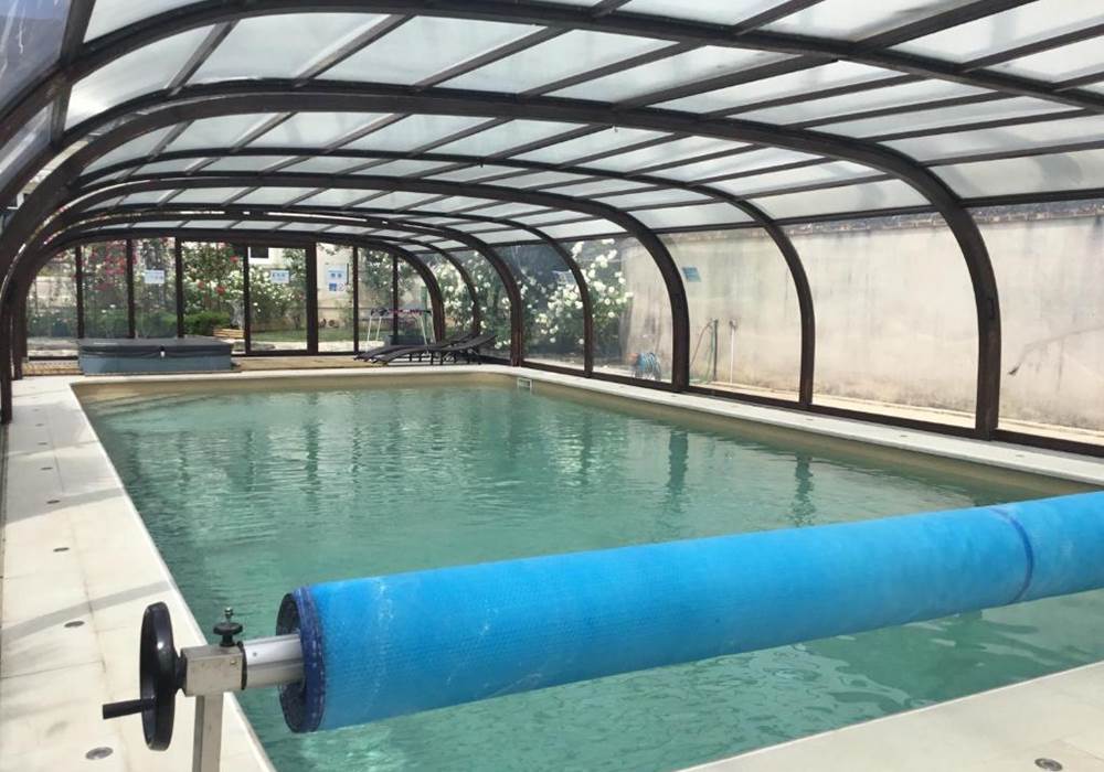 Piscine couverte chauffée, liner changé en 2025
